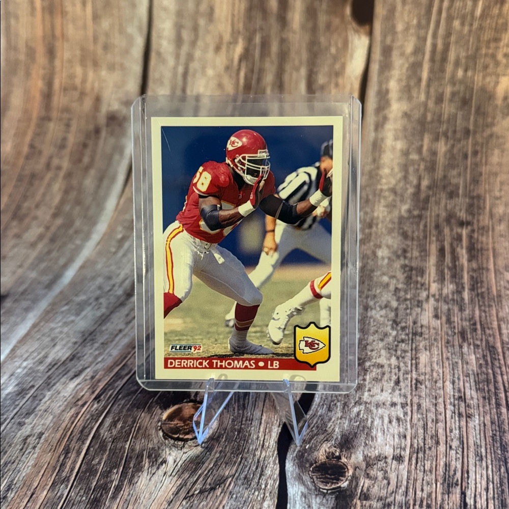 Vintage Fleer ‘92 Derrick Thomas 184 Football Trading Card Item #ME5767